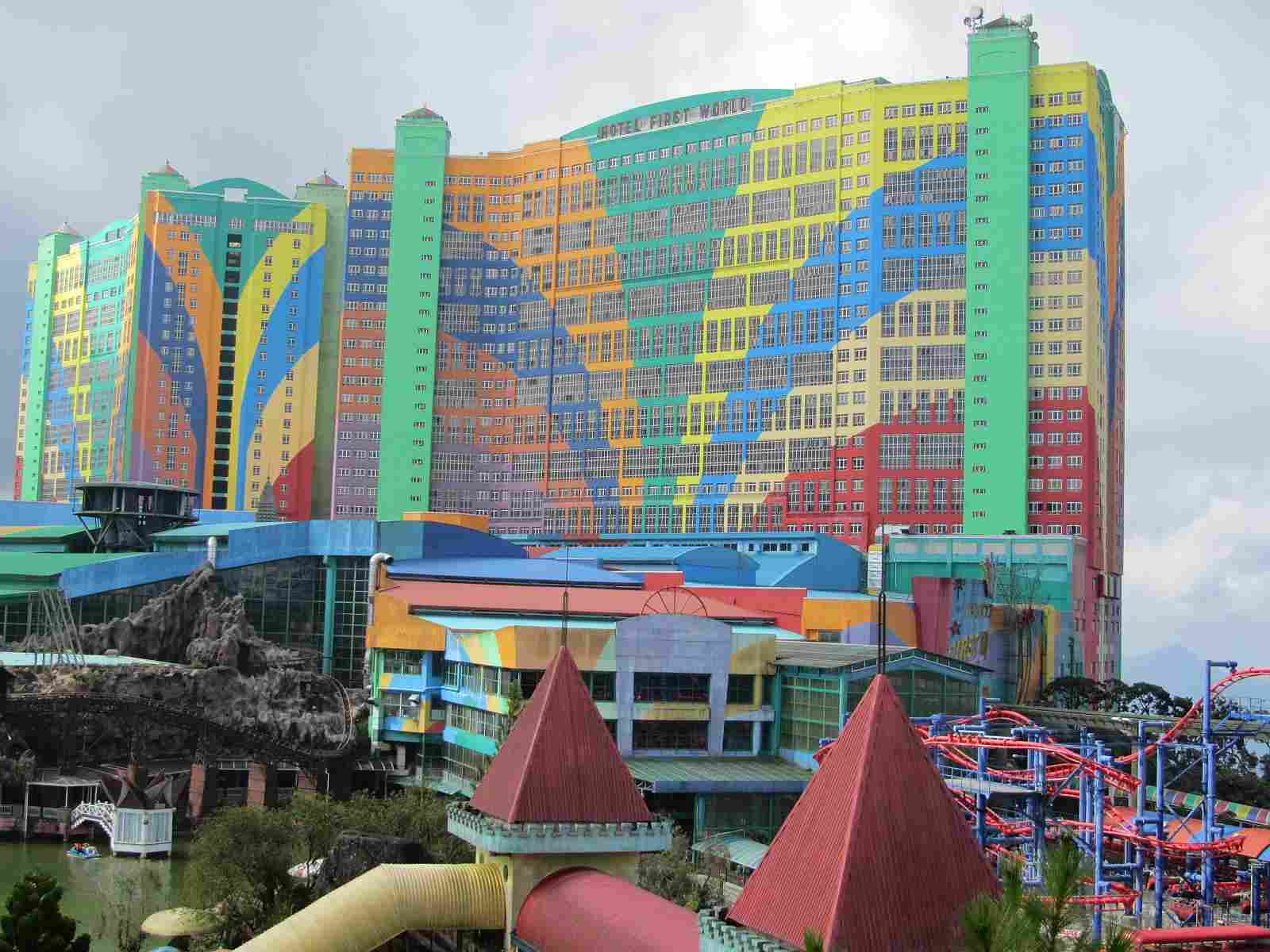 First World Hotel & Plaza: 8,584 rooms